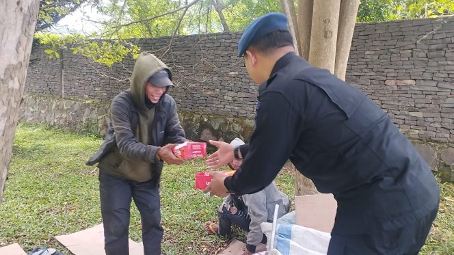 
					Brimob Polda Jabar Tebar Kebaikan di Hari Jumat, Sentuh Masyarakat Jatinangor dan Rancaekek