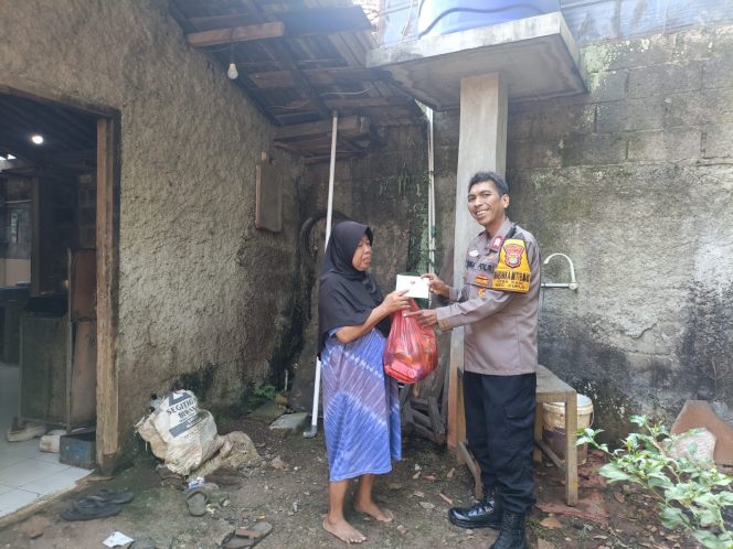 
					Junat Peduli, Polsek Curug Bagikan Sembako kepada Warga Kurang Mampu