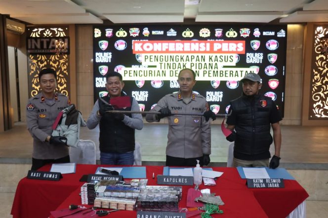 
					Polres Garut Bekuk Pelaku Bobol Atap Indomaret di Leles