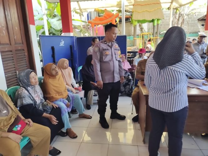 
					Bhabinkamtibmas Aktif Sambangi Warga, Penyaluran Bantuan Pangan Bulog di Rawabuntu