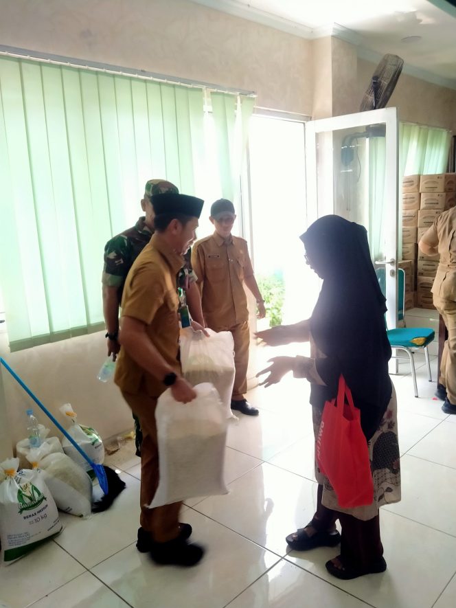
					Hujan Tak Surutkan Kepedulian, Lurah Pamulang Timur Turun Langsung Salurkan Bantuan untuk 1.707 Warga