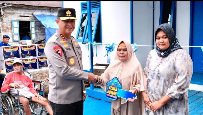 
					Kapolda Kalteng Salurkan Bantuan Bedah Rumah dan Bansos untuk Warga Bereng