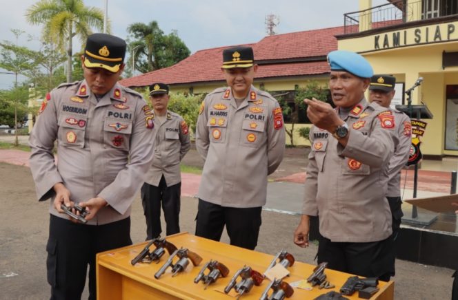 
					Kapolres Ketapang Pimpin Pemeriksaan Senpi Anggota, Propam Pastikan Kelengkapan dan Legalitas Terpenuhi