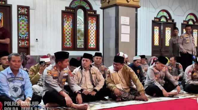 
					Buka Puasa Bersama di Masjid Agung, Polres Cianjur Perkuat Sinergi dengan Tokoh Agama dan Masyarakat