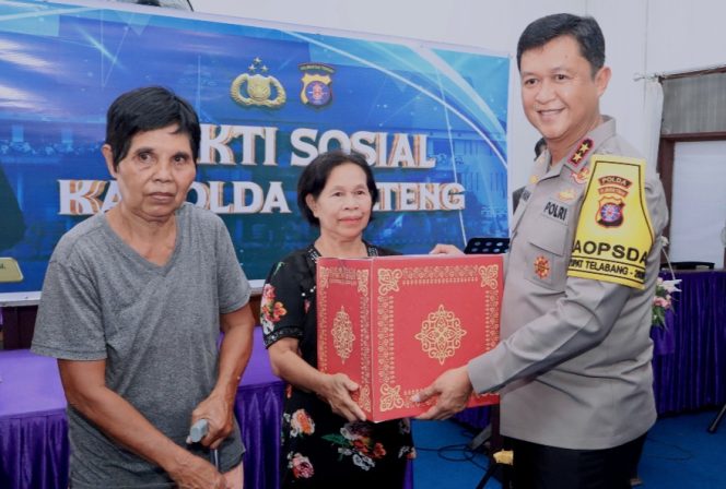 
					Kapolda Kalteng Salurkan Tali Asih bagi Jamaat Gereja GKE Panenga, Perkuat Hubungan dengan Masyarakat