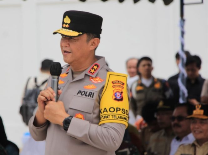
					Bersama Gubernur dan Pangdam, Kapolda Kalteng Bagikan Ribuan Paket Sembako bagi Masyarakat Seruyan