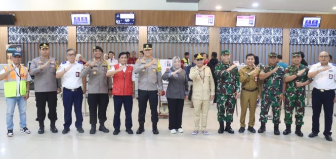 
					Kapolda Kalteng Dampingi Gubernur Cek Arus Mudik Di Bandara Iskandar