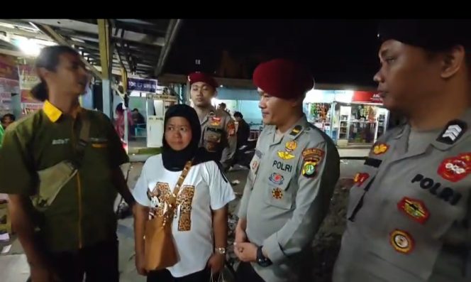 
					Polisi Bantu Perempuan Asal Pangandaran Pulang Kampung, Pospam Fly Over Ciputat Tunjukkan Kepedulian di Ops Ketupat Jaya 2026