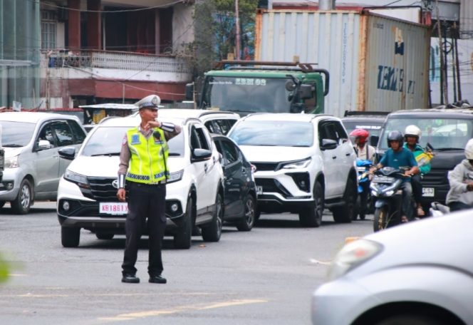 
					Jaga Kelancaran Arus Mudik, Satgas Kamseltibcarlantas Polda Kalbar Urai Kepadatan di Simpang Hotel Garuda