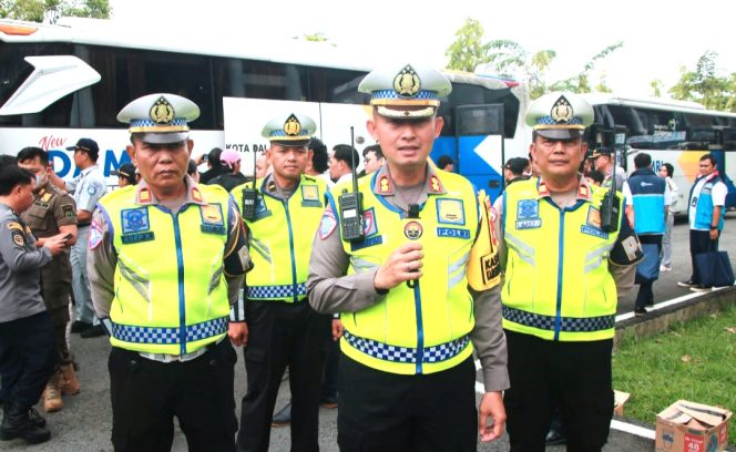 
					Polda Kalbar Kawal Ketat 1.210 Pemudik Gratis Khatulistiwa 2026 dengan Sistem Estafet
