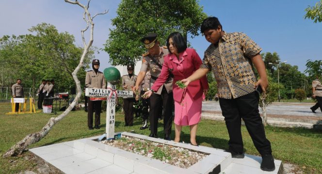 
					Peringati HUT ke 31, Polda Kalteng Gelar Ziarah dan Tabur Bunga di TMP Sanaman Lampang
