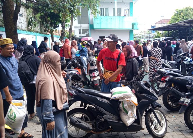 
					1.707 Warga Pamulang Timur Terima Bantuan Beras dan Minyak Goreng, Lurah: Bentuk Kepedulian untuk Masyarakat