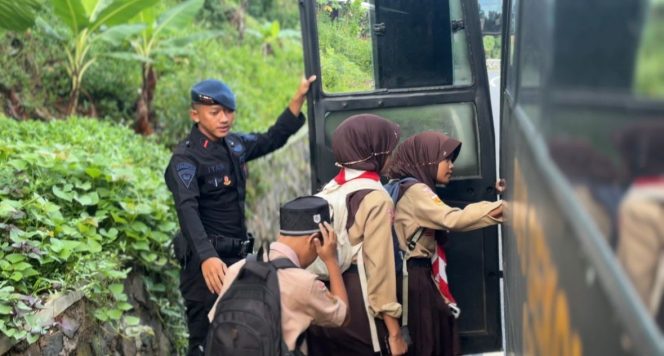 
					Bus Sekolah Gratis Batalyon D Pelopor: Langkah Nyata Brimob Dukung Pendidikan