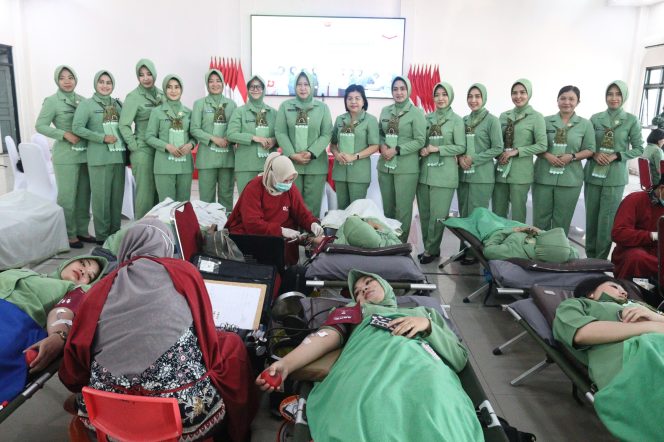 
					Persit KCK Koorcab Rem 052/PD Jaya Gelar Donor Darah Serentak HUT ke-62 Dharma Pertiwi