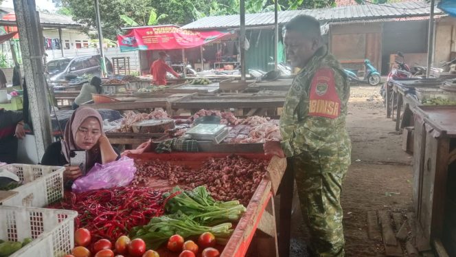 
					Babinsa Koramil 14/Panongan monitoring harga sembako, pastikan stabilitas dan ketersediaan kebutuhan masyarakat 