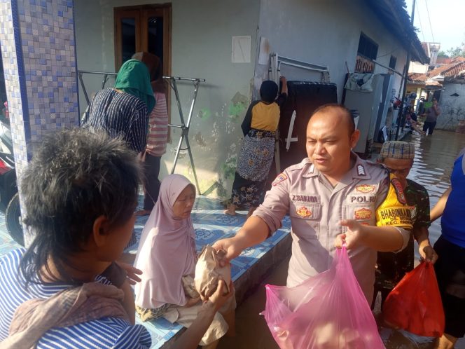 
					Tim Siaga Bencana Polsek Pagedangan Tanggap Banjir Akibat Luapan Kali Cimanceri di Desa Karang Tengah