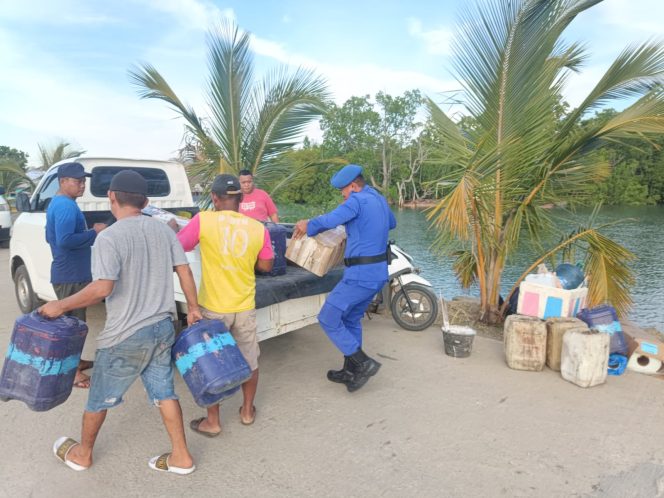 
					Program Polisi Penolong, Personel Polairud Bantu Warga Angkut Barang di Kawasan Pesisir
