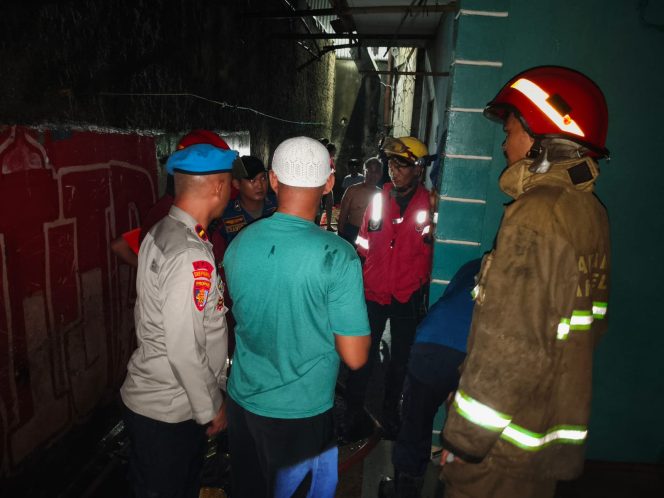 
					Polsek Ciputat Timur Sigap Respon Cepat Laporan Kebakaran Rumah di Jalan Kompas