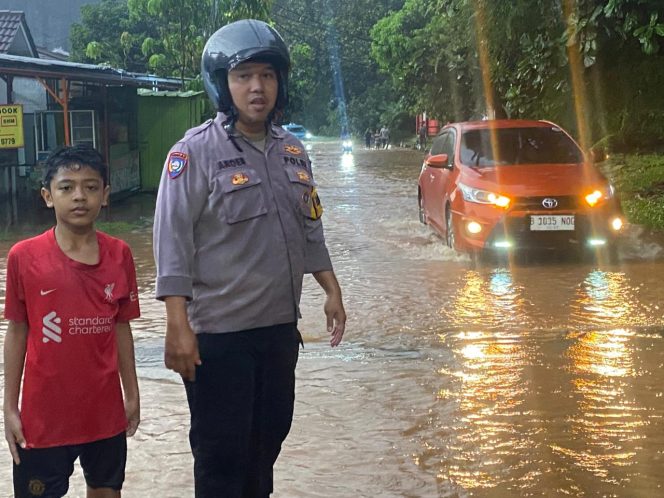 
					Siaga Banjir dan Cegah Kriminalitas, Bhabinkamtibmas Setu Aktif Monitoring Wilayah