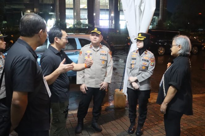 
					Wakapolres dan Kapolsek Pondok Aren Tinjau Ibadah Paskah, Pastikan Perayaan Berjalan Aman dan Khidmat