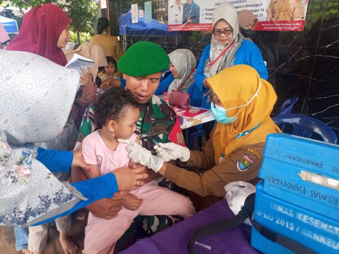 
					TNI Hadir di Tengah Masyarakat, Babinsa Koramil 14/Panongan Pimpin Pendampingan Grebek ORI Campak di Serdang Kulon