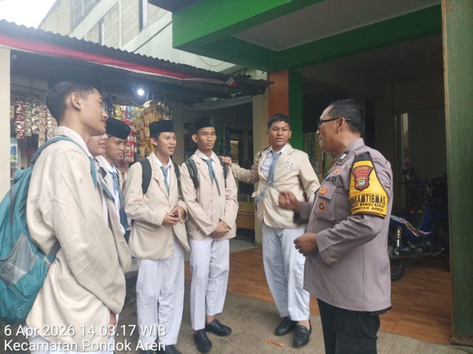 
					Cegah Tawuran Sejak Dini, Bhabinkamtibmas Gencarkan Himbauan Kamtibmas kepada Pelajar di SMK Madani