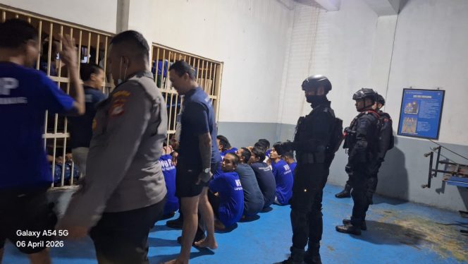 
					Razia Gabungan di Lapas Karawang : Brimob Jabar Tegaskan Komitmen Ciptakan Lingkungan Pemasyarakatan Bersih dan Aman