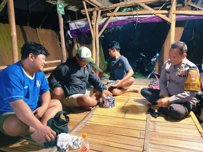 
					Bhabinkamtibmas Desa Curug Wetan Sambangi Pos Siskamling dan Berikan Bantuan Senter kepada Warga