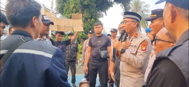 
					Polsek Ciputat Timur Didemo Warga Hingga Berujung Ricuh, Polsek Ciputat Timur Libatkan Sabuk Kamtibmas