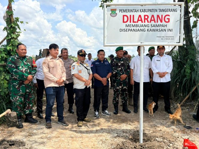 
					Tertib Lingkungan, Polsek Pagedangan Dampingi Pemasangan Larangan Buang Sampah di TPS Ilegal Jatake