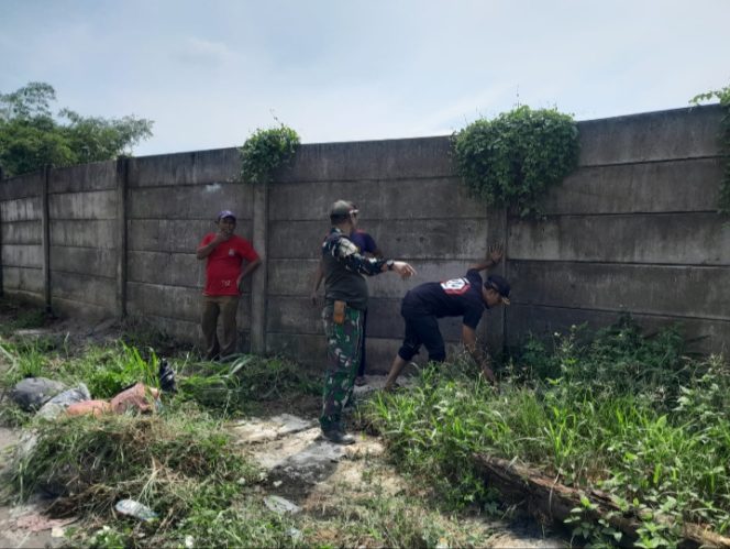 
					Babinsa dan Warga Kompak Karbak Bersihkan Sampah