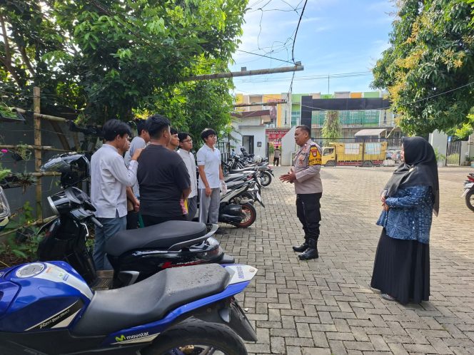 
					Polsek Cisauk Gelar KRYD Melalui Police Goes To School di SMAN 28