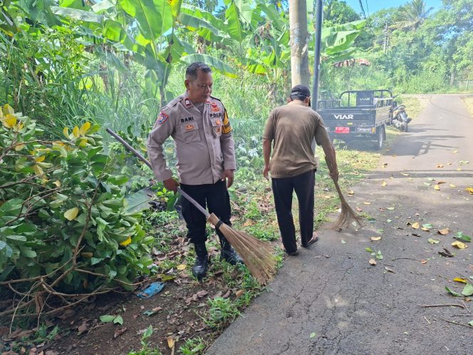 
					Bhabinkamtibmas Bersama Warga Kerja Bakti Gotong Royong di Kp. Pabuaran
