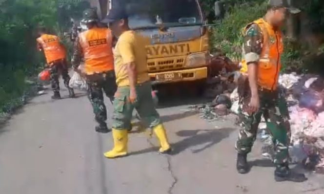 
					Satgas Sampah Kodim 0510/Tigaraksa Bersihkan Sampah Di Jayanti