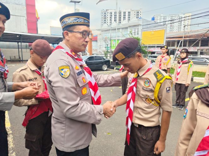 
					Polsek Ciputat Timur Berikan Penghargaan Karya Bhakti Lebaran 2026 kepada Saka Bhayangkara, Wujud Apresiasi dan Pembinaan Generasi Muda
