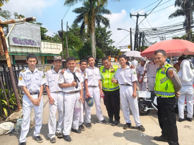 
					Unit Lalulintas Polsek Kelapa Dua Berikan Imbauan Eduaksis ke Pelajar SMKN 7 Bojong