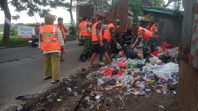 
					Satgas Sampah Tuntaskan Tumpukan Sampah di Jalan Raya Mauk