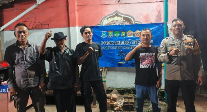
					Bhabinkamtibmas Cek Poskamling Terpadu, Perkuat Keamanan Lingkungan di Lengkong Gudang Timur