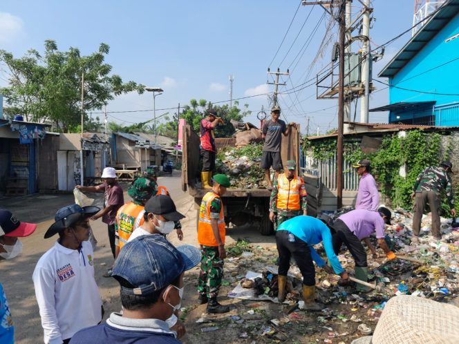 
					Satgas Sampah Koramil 01/Teluknaga Bersama Pemdes Dan Katar Desa Tegal Angus Bersihkan Sampah