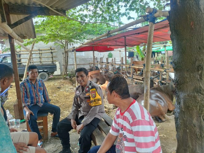 
					Antisipasi Gangguan Kamtibmas, Polisi Sambang Penjual Hewan Kurban di Desa Kadu