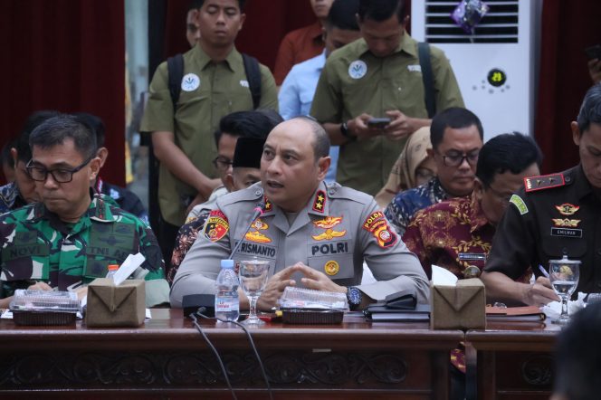 
					Menteri Kehutanan Pimpin Rakor Karhutla di Kalbar, Kapolda Kalbar Tegaskan Komitmen Penegakan Hukum Tanpa Pandang Bulu