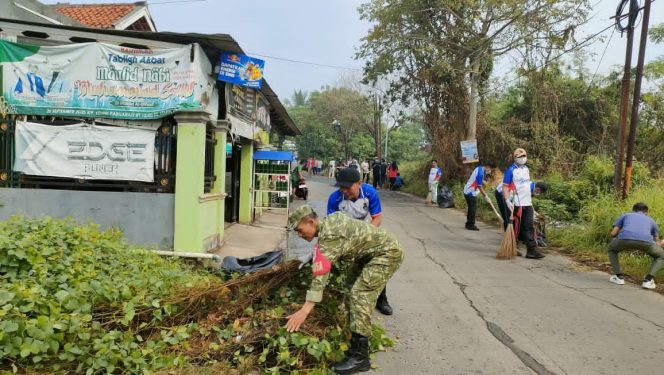 
					Babinsa Koramil Mauk Gotong Royong Gelar Gerakan Indonesia ASRI