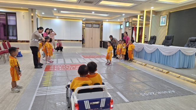 
					Pengenalan Profesi Kepolisian, Anak-anak TK Solideo Kunjungi Polres Tangerang Selatan