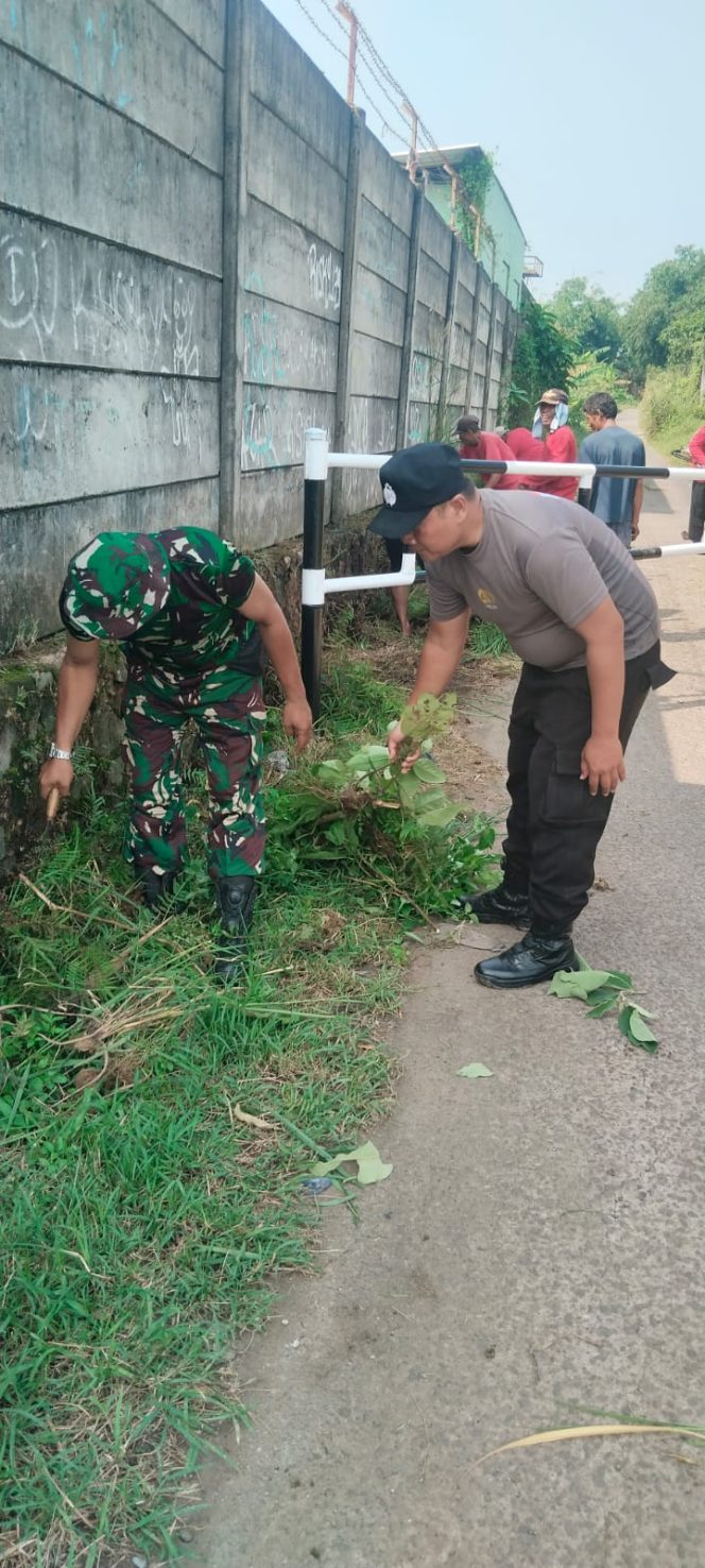 
					Bhabinkamtibmas Desa Cirarab Melaksanakan Kegiatan Bersih Bumi Wujudkan Lingkungan Sehat dan Kebersamaan