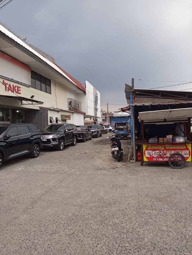 
					Infrastruktur Rusak, Uang Parkir Tak Jelas: Ada Apa di Pamulang Permai?