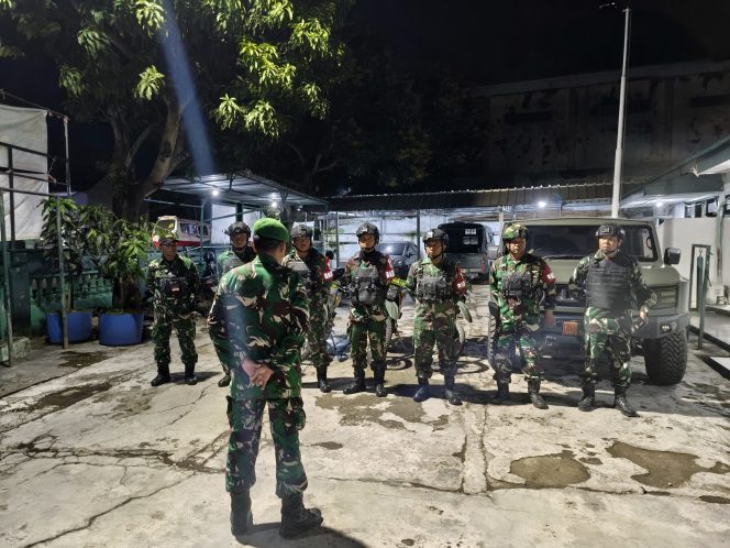 
					Jaga Wilayah Tetap Aman Koramil 08/Mauk Patroli Siskamling