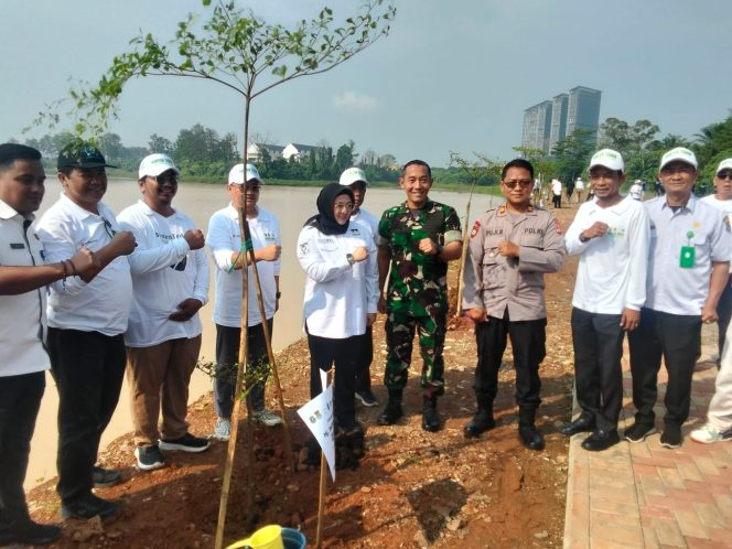 
					Kasiter Kasrem 052/Wkr Hadiri Penanaman 1.000 Pohon dalam Rangka Hari Bumi 2026