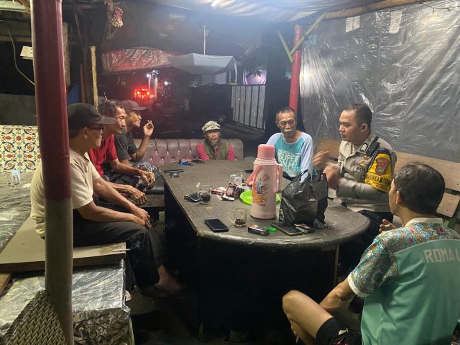 
					Sambang Pos Kamling, Bhabinkamtibmas Sukabakti Perkuat Siskamling dan Sinergi Warga