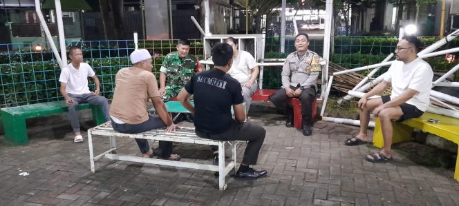 
					Melalui Siskamling Malam, Babinsa Jalin Komsos dan Tingkatkan Keamanan Lingkungan