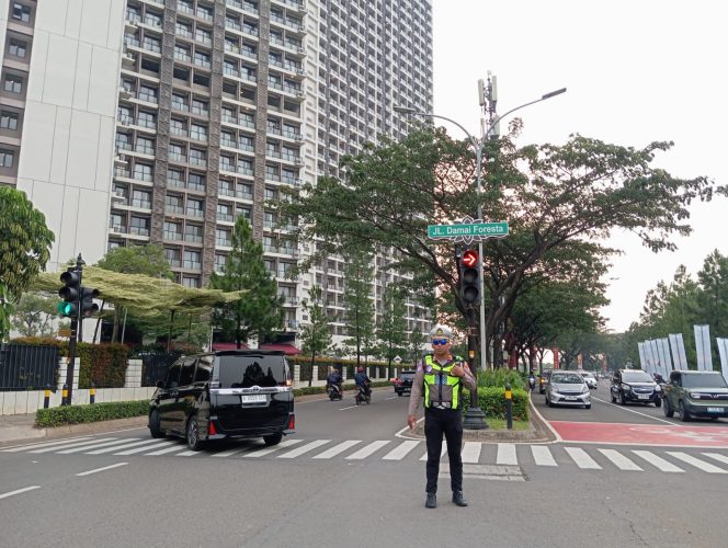 
					Strong Point Sore Polsek Cisauk, Urai Kepadatan Lalin di Simpang The Breeze